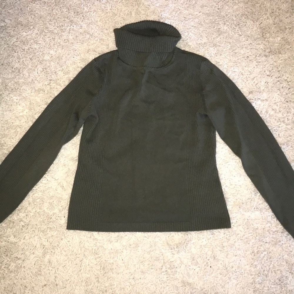 💚 Olive green cropped sweater!